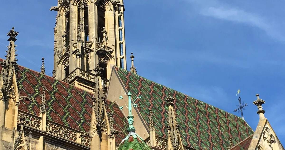Côté sud de la collégiale Saint-Thiébaut de Thann, avec son toit coloré et sa flèche